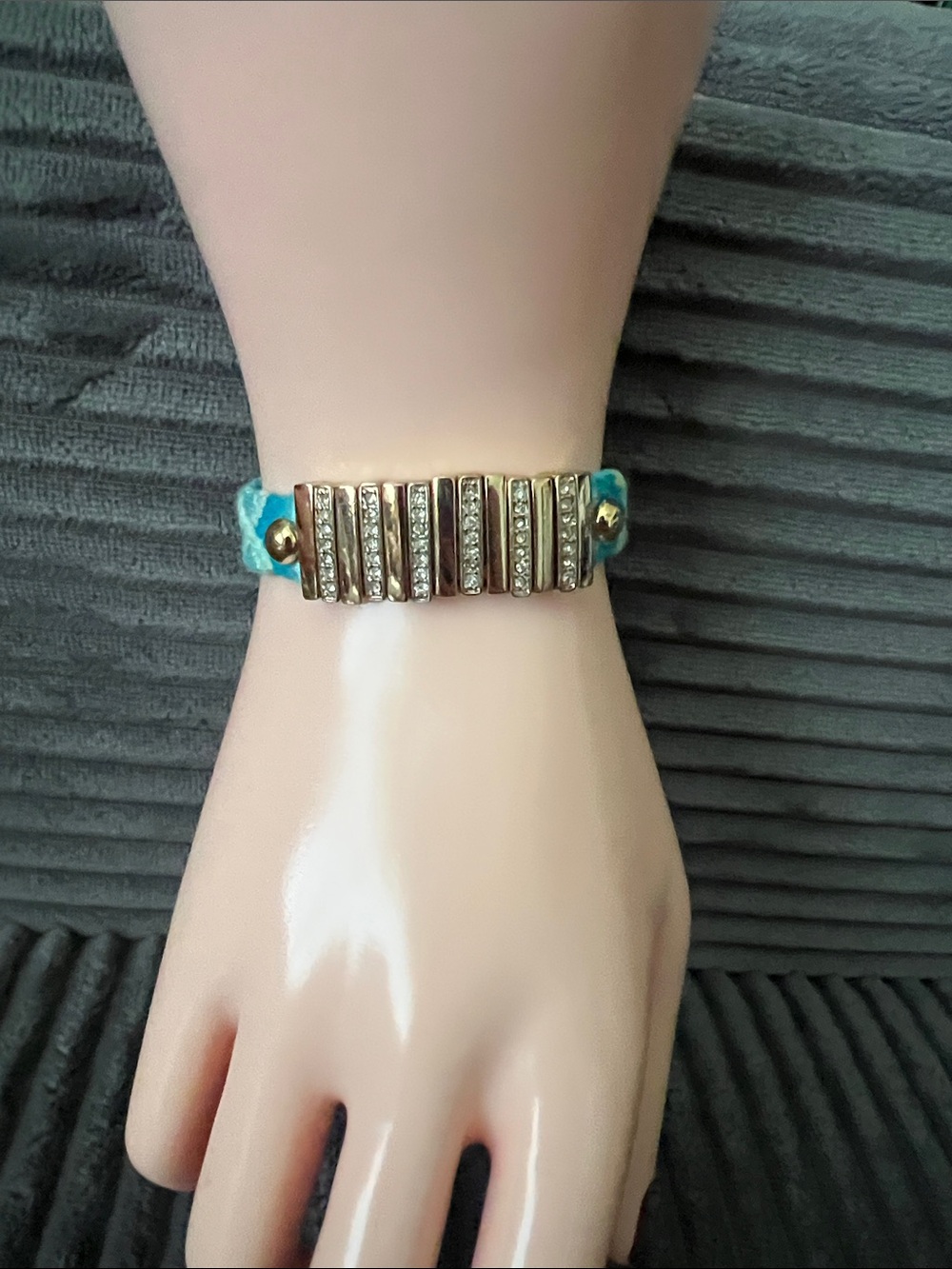 Juicy Couture | Blue Braided
Bracelet Gold Bar